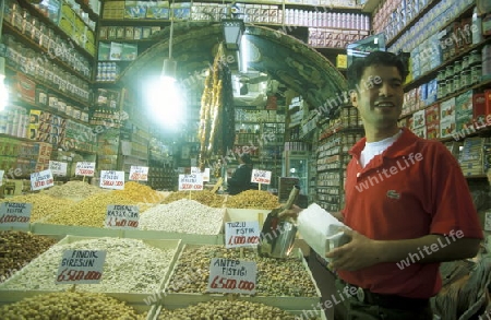 Der Souq, Bazaar oder Markt von Kapali Carsi im Stadtteil Sultanahmet in Istanbul in der Tuerkey.