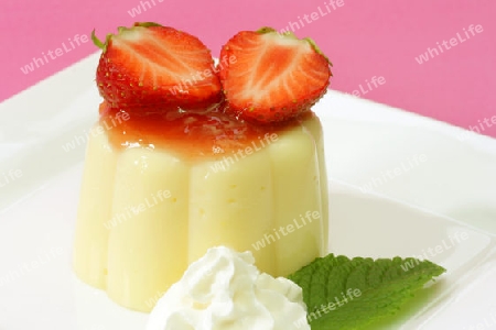 Vanillepudding mit frischen Erdbeeren und Erdbeersauce