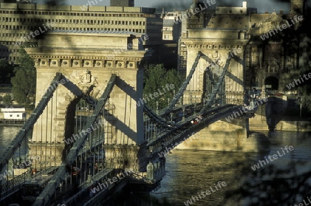 Die Kettenbruecke ueber der Donau und das Parlament in der Hauptstadt von Ungarn in Osteuropa..