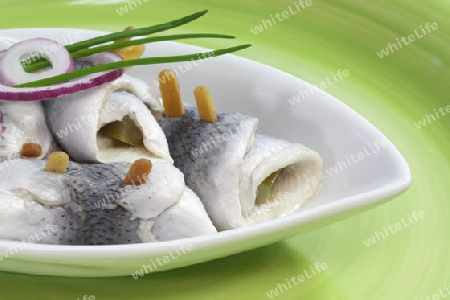 Rollmops mit K?chenzutaten in einer Porzellanschale