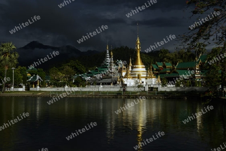 Der Tempel Wat Jong Kham und Jong Klang am See Nong Jong Kham im Dorf Mae Hong Son im norden von Thailand in Suedostasien.