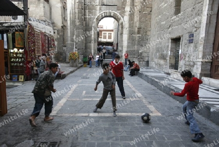 Kinder Spiele Fussball an der Aussenmauer der Umayyad Moschee in der Altstadt der Syrischen Hauptstadt Damaskus 