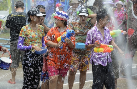 Das Songkran Fest oder Wasserfest zum Thailaendischen Neujahr ist im vollem Gange in Ayutthaya noerdlich von Bangkok in Thailand in Suedostasien.  