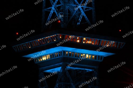 funkturmrestaurant bei nacht blau angeleuchtet