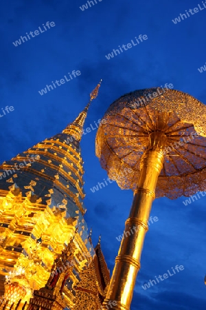 Der Chedi der Tempel Anlage des Wat Phra That Doi Suthep bei Chiang Mai in der Provinz Chiang Mai im Norden von Thailand in Suedostasien.