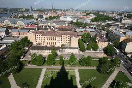 Die Altstadt mit der Vansu Bruecke und dem Dom sowie dem Fluss Daugava aus Sicht der Aussichtsterasse des Sozialistischen Hochhaus Akademie der Wissenschaften im Stadtteil Little Moskow in Riga, Lettland  