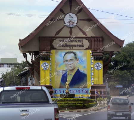 Ein Bild des Thailaendischen Koenig Bhumibol in der Stadt Chiang Mai im norden von Thailand in Suedostasien, 