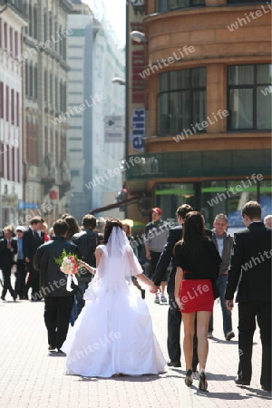 Ein Hochzeitspaar in der Neustadt von Riga der Hauptstadt von Lettland