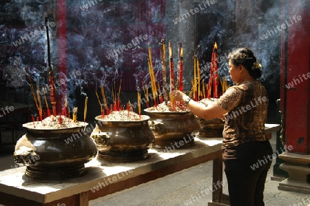 Frau in buddhistischer Pagode