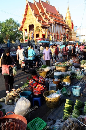 Der Markt vor dem Wat Mung Muang am Morgen in der Altstadt von Chiang Rai in der Provinz chiang Rai im Norden von Thailand in Suedostasien.