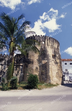 Die Altstadt Stone Town mit dem Old Fort in der Hauptstadt Zanzibar Town auf der Insel Zanzibar welche zu Tansania gehoert.    