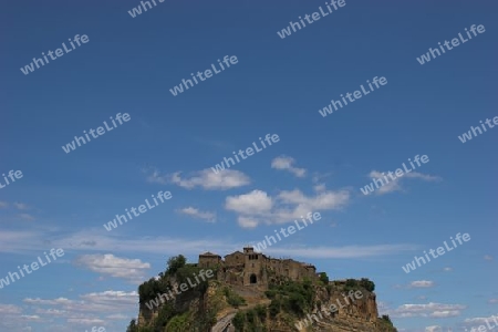 Verlassene Stadt auf einem Felsen