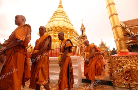 Moench am Abend Anlage des Wat Phra That Doi Suthep bei Chiang Mai in der Provinz Chiang Mai im Norden von Thailand in Suedostasien.