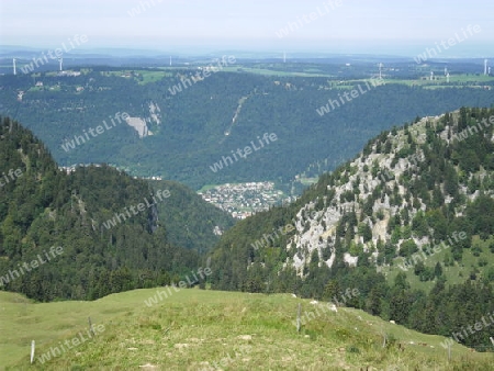 Berge und im Vordergrund eine gr?ne Wiese