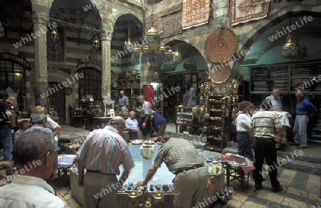 Der Souq oder Markt in der Medina der Altstadt von Aleppo im Norden von Syrien im Nahen Osten.