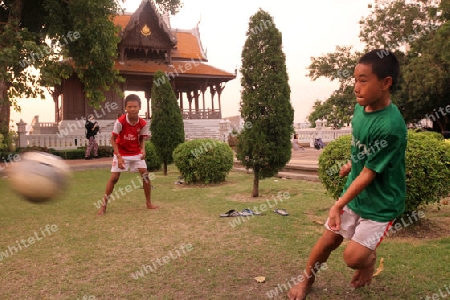 Kinder spielen Fussball beim Traditionelle Pavion beim Fort Phra Sumen am Menam Chao Phraya Fluss im Historischen Zentrum der Hauptstadt Bangkok in Thailand. 