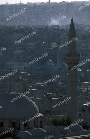 Eine Moschee in der Altstadt von Aleppo im Norden von Syrien im Nahen Osten.