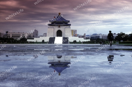 Das Chiang Kai Shek Memorial mit dem Grossen Platz und dem Kultur Zentrum in der Hauptstadt Taipei im norden der Insel Taiwan.