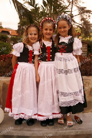 Amerika, Suedamerika, Venezuela, Deutsche Kolonie, Colonia Tovar, Bergdorf,  Maedchen in Tracht beim traditionellen Patronsfest des Heiligen Martin am Martinstag 11.November 2008 mit Deutschen Folkstaenzen und Deutschen Trachten im Bergdorf Colonia