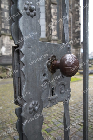 Schlo? und Knauf von altem Tor