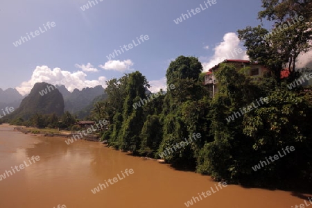 Die Landschaft bei Vang Vieng in der Bergregion der Nationalstrasse 13 zwischen Vang Vieng und Luang Prabang in Zentrallaos von Laos in Suedostasien. 