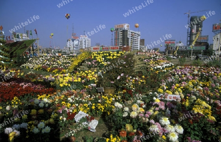 a streetscene the city of Nanchang in the provinz Jiangxi in central China.