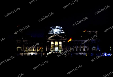Reichstag in berlin bei nacht