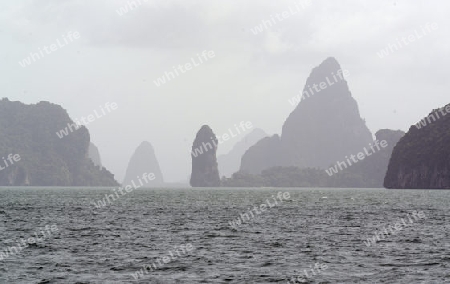 Kalkfelsen und Hoehlen im Ao Phang Nga Nationalpark wenige Bootsminuten oestlich von der Hauptinsel Puket auf der Insel Phuket im sueden von Thailand in Suedostasien.