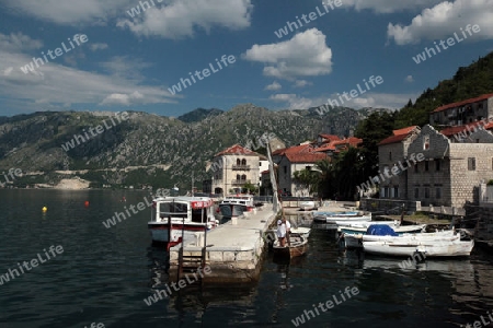 Das Dorf Persat in der Bucht von Kotor am Mittelmeer in Montenegro im Balkan in Europa.