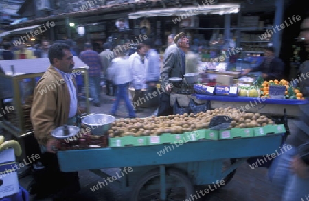 Der Markt, Souq oder Bzaar Kapali Carsi im Stadtteil Sultanahmet in Istanbul in der Tuerkey