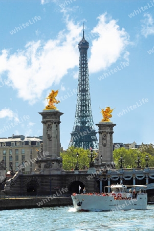 Eiffelturm und Ausflugsschiff auf der Seine