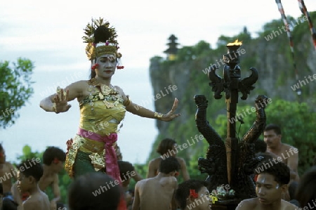 Der Pura Luhur Ulu Watu Tempel mit einer Bali Dance Show im sueden von Bali auf der Insel Bali in Indonesien.  