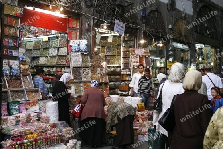 Eine Gasse mit Geschaeften im Souq in der Altstadt der Syrischen Hauptstadt Damaskus