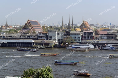 Die Tempelanlage des Wat Arun am Mae Nam Chao Phraya River in der Hauptstadt Bangkok von Thailand in Suedostasien.