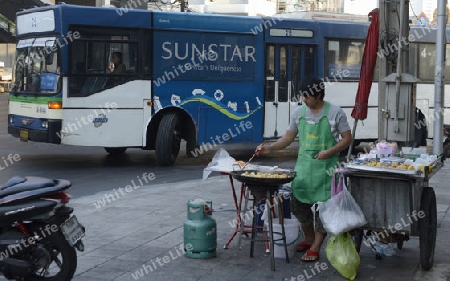 Eine Strassenkueche im Stadtgebiet um Pratunam im Zentrum der Hauptstadt Bangkok von Thailand in Suedostasien.