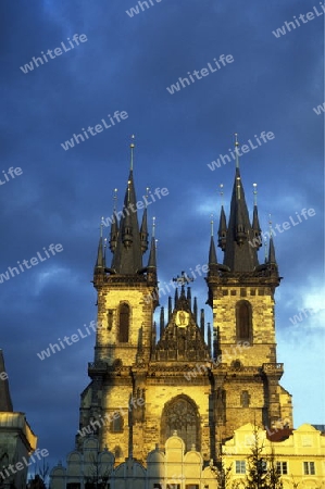 Die Tyn Kirche auf dem Old Town Square in der Altstadt von Prag der Hauptstadt der Tschechischen Republik.  