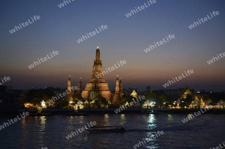 Die Tempelanlage des Wat Arun am Mae Nam Chao Phraya River in der Hauptstadt Bangkok von Thailand in Suedostasien.