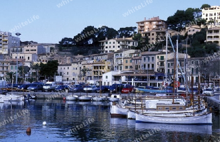 Das Fischerdorf Port de Soler mit dem Bootshafen im Februar im Norden der Insel Mallorca einer der Balearen Inseln im Mittelmeer.     