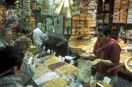 Der Markt, Souq oder Bzaar Kapali Carsi im Stadtteil Sultanahmet in Istanbul in der Tuerkey