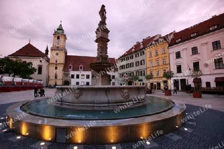 Europa, Osteuropa, Slowakei, Hauptstadt, Bratislava, Altstadt, Platz, Rathausplatz, Maximilianfontaene, Rathaus, Sommer,