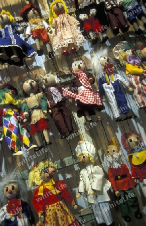 Spielpuppen in einem Geschaeft in der Altstadt von Prag der Hauptstadt der Tschechischen Republik.