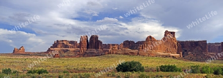 Panoramaaufnahme von "Courthouse Towers" im Abendlicht, Arches Nationalpark, Utah, USA