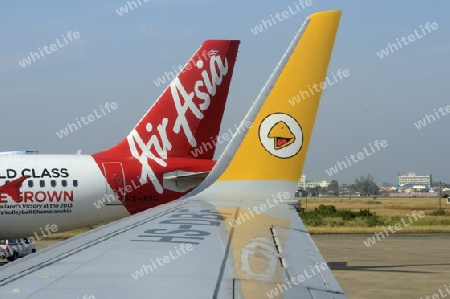 Flugzeuge der Air Asia und Nok Air sthen auf dem Flughafen Don Muang in der Hauptstadt Bangkok von Thailand in Suedostasien.