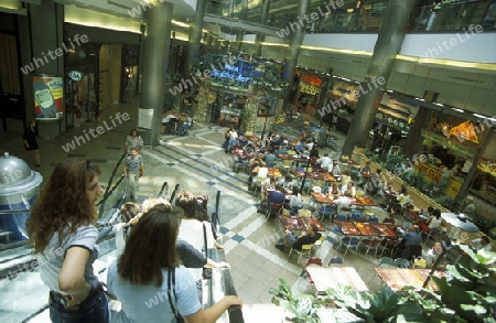 Ein Shopping Zentrum beim West Bahnhof in der Hauptstadt von Ungarn in Osteuropa..