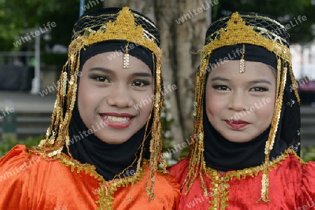 Kinder bei einem traditionellen Konzert im Santichaiprakan Park am Mae Nam Chao Phraya in der Hauptstadt Bangkok von Thailand in Suedostasien.