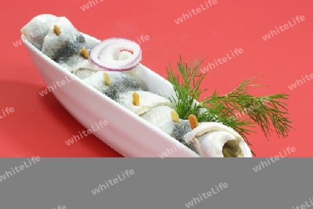 Rollmops mit K?chenzutaten in einer Porzellanschale