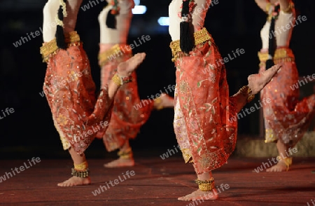 Taenzerinnen bei einem traditionellen Tanz im Santichaiprakan Park am Mae Nam Chao Phraya in der Hauptstadt Bangkok von Thailand in Suedostasien.