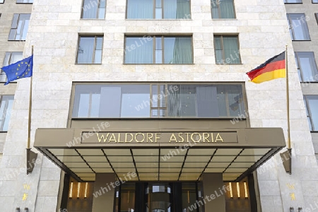 Schriftzug des neuen Waldorf Astoria Hotel im Geb?udekomplex  Zoofenster Berlin, Deutschland, Europa, oeffentlicherGrund