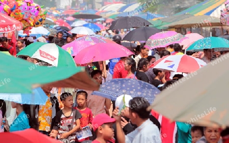 Eine Wahrenmesse beim traditionellen Bootsrennen in Vientiane der Hauptstadt von Laos in Suedostasien.  