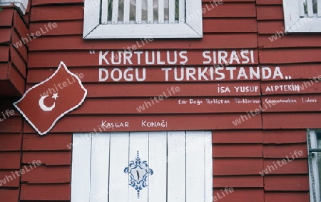 Ein traditionelles Holzhaus im Stadtteil Sultanahmet in Istanbul in der Tuerkey